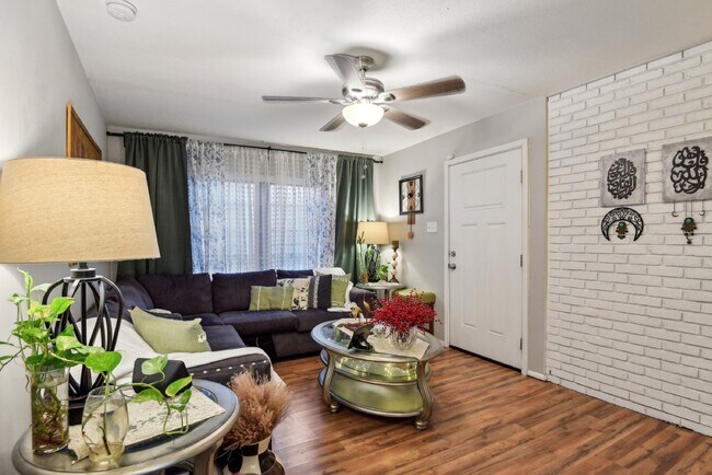 Building Photo - 1602 Lone Oak Ave