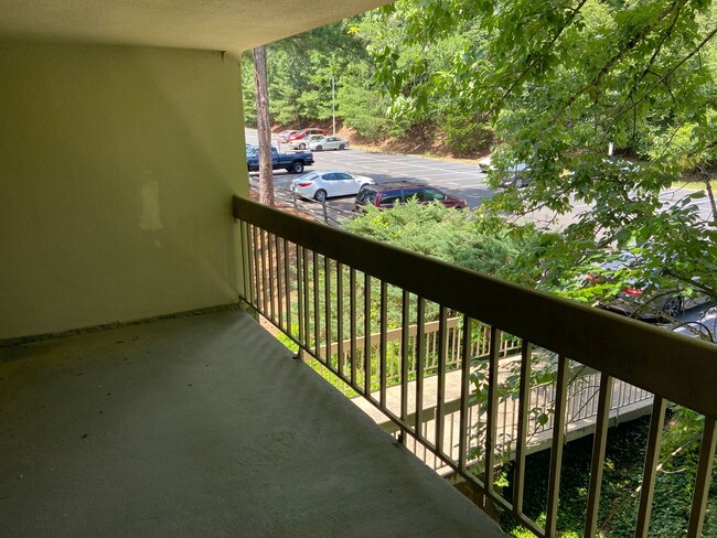 Building Photo - Bolinwood Condos 301 #C - 3br/2ba Chapel Hill