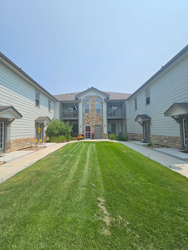 Building Photo - Spacious Second Floor Condo