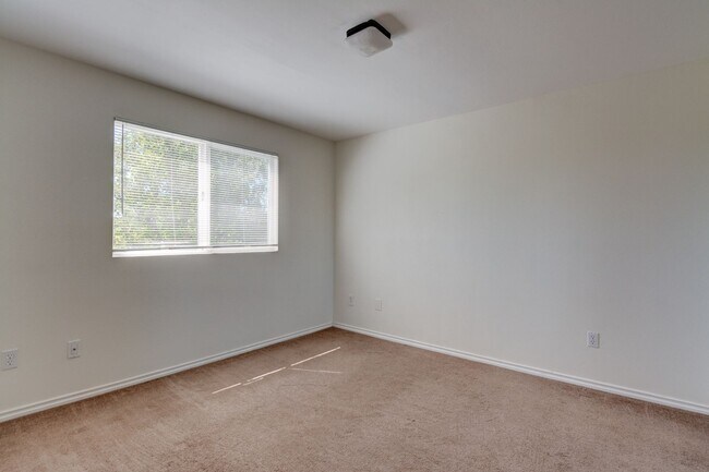 Building Photo - 3 bed 2 bath Condo in Town