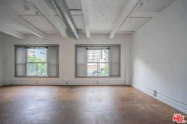 Building Photo - 812 S Spring St