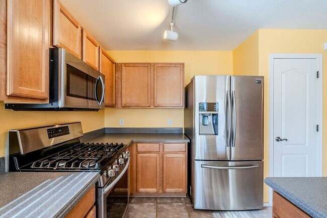 Building Photo - Pending/ Rented - Bright & Spacious 3-Bed ...