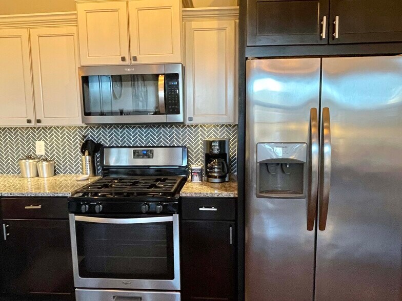 Building Photo - 719 S. Baker St.