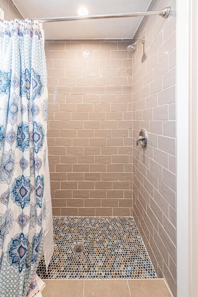 Building Photo - 722 Marquette Ave NW