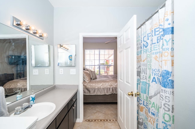 Building Photo - "Charming 2-Bed, 2-Bath Townhouse Retreat in Tampa's Serene White Lake Court!"