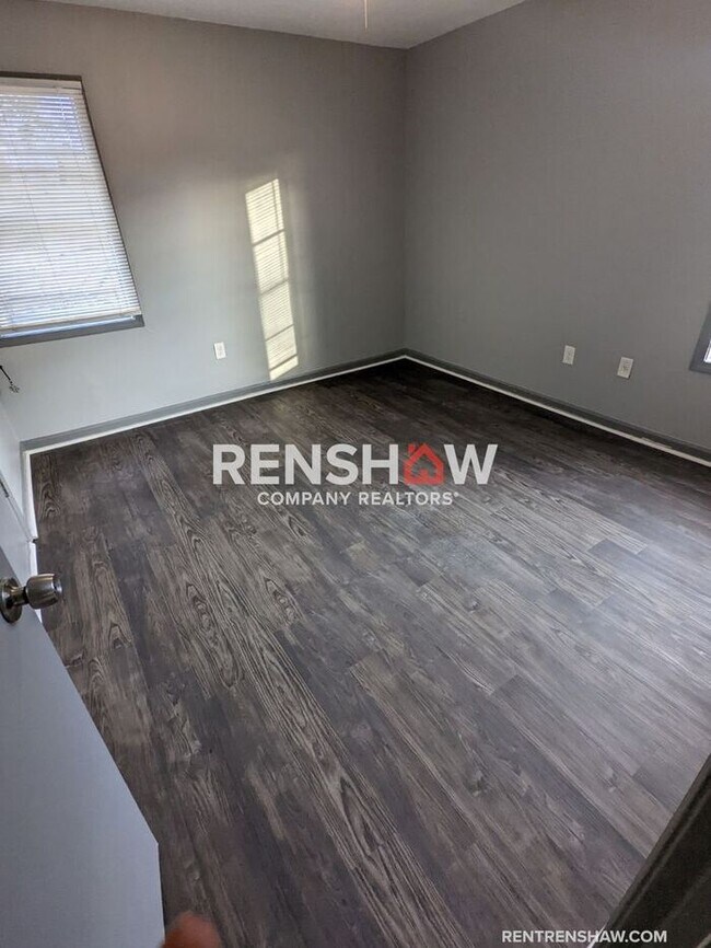 Building Photo - COMPLETELY RENOVATED 4 Bedroom / 1.5 bath ...