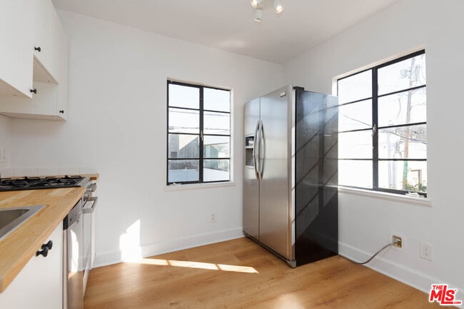 Building Photo - 822 N Detroit St