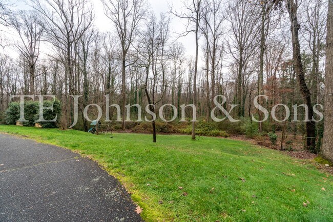 Building Photo - Spacious 5 Bedroom Home in the Heart of Sherwood Forest