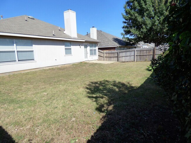 Building Photo - 3-bedroom, 2-bath home in a quiet neighborhood