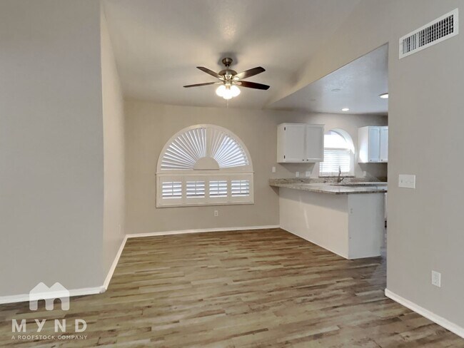 Building Photo - 8027 W Laurel Ln