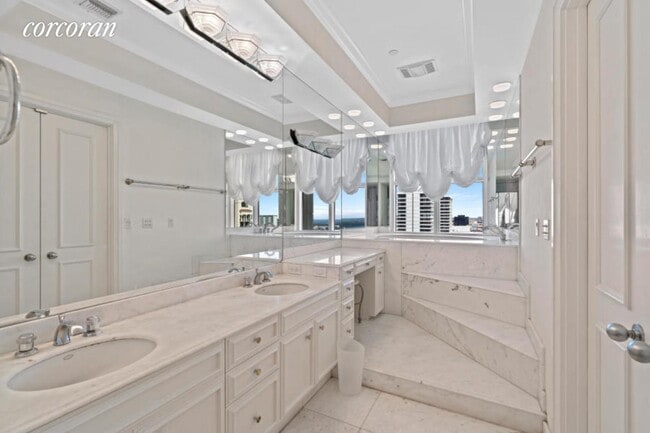 Building Photo - 222 Lakeview Ave