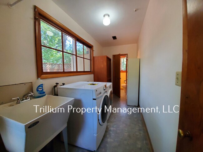 Building Photo - 12424 SW Lesser Rd