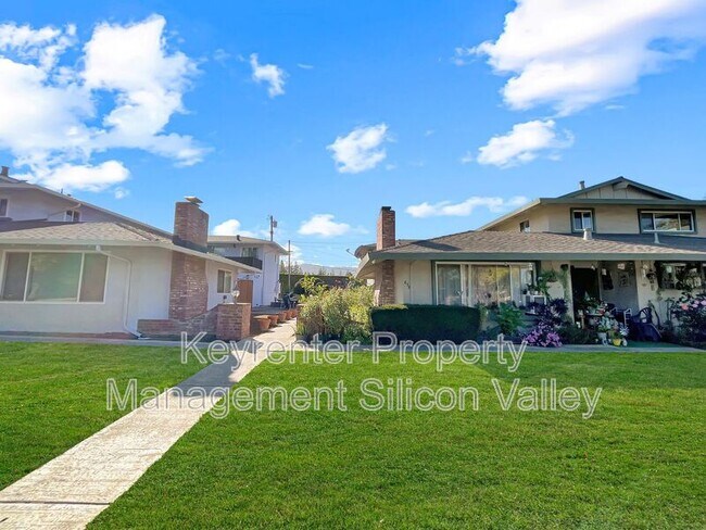 Building Photo - 878 Castlewood Dr