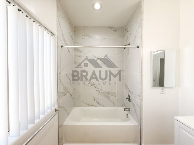 Building Photo - 10849 Fruitland Dr