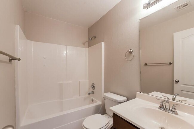 Building Photo - 2110 Bradford Ln