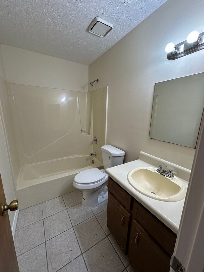 Building Photo - 2 bed 2 bath townhome, perfect location!
