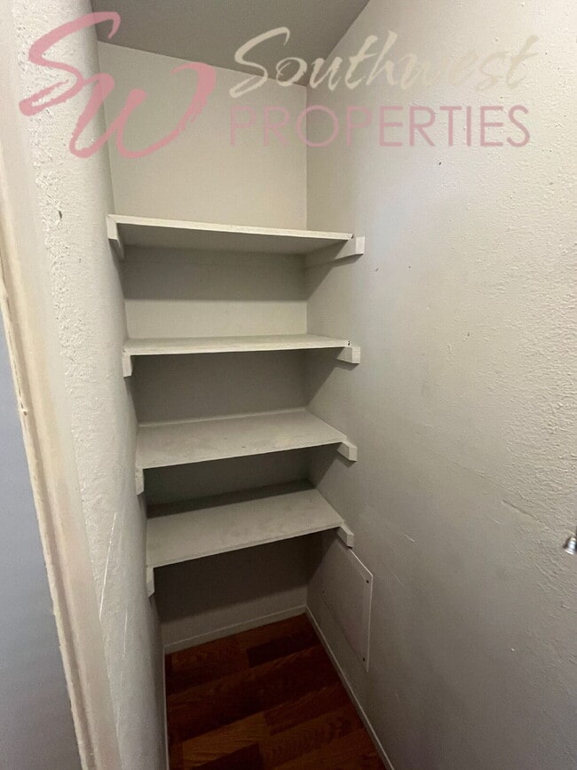 Building Photo - Move in Ready 2 bedroom 1 bath apartment -- Walk to Campus!