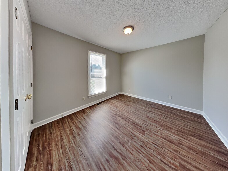 Building Photo - 3016 Lindsay Dr