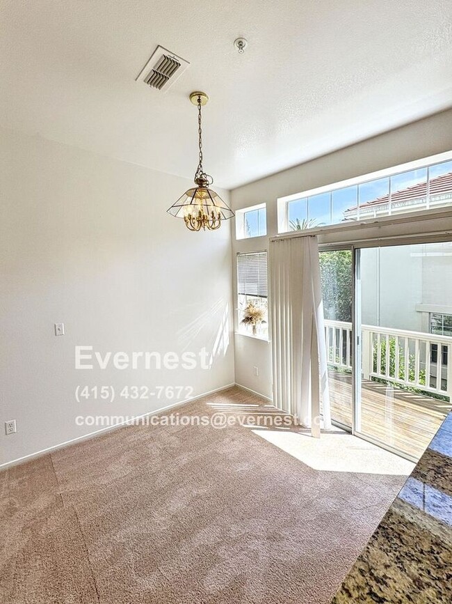 Building Photo - Lovely 2-Bedroom Townhome: Comfort and Con...