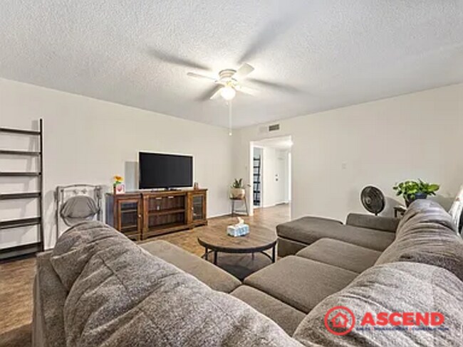 Building Photo - Pet-Friendly 3 Bed, 2 Bath Near Bakersfiel...