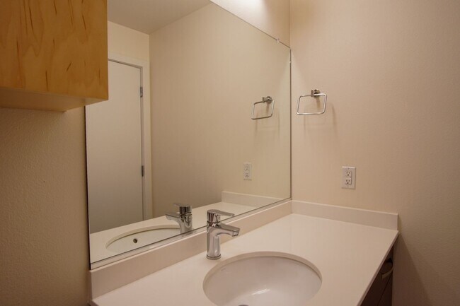 Building Photo - Spacious 2nd Floor 2-Bed in John's Landing...