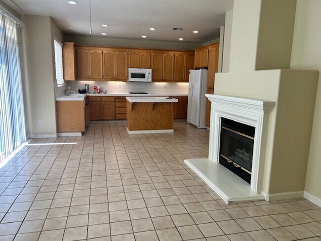 Building Photo - Spacious 4 bedroom, 2.5 Bathroom Available...