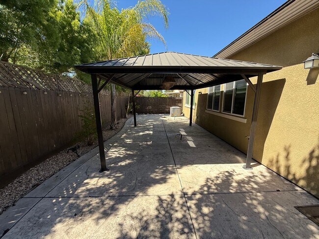 Building Photo - 2995 Stable Dr