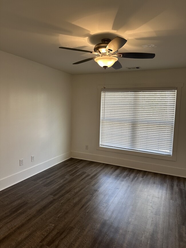 Building Photo - 95 Valley Dr