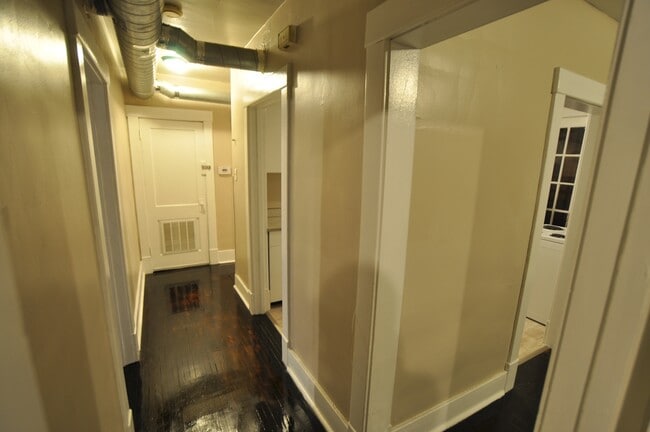 Building Photo - Updated Apartment in the Heart of Beaver F...