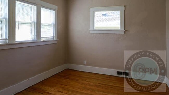 Building Photo - Comfortable 1 Bedroom/1 Bathroom/Aksarben-Elmwood Park| $300 off Dep