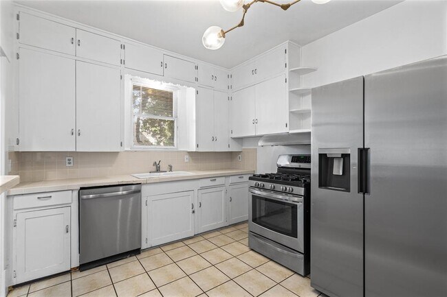 Building Photo - 1202 E 13th St