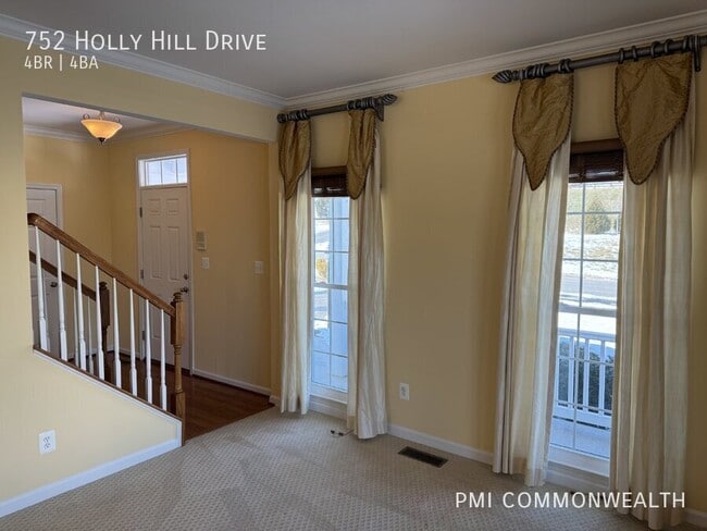 Building Photo - 752 Holly Hill Dr