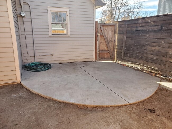 Building Photo - 900 E Myrtle St