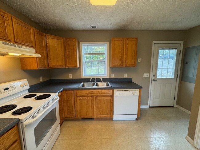 Building Photo - Candler - 2 Bedroom Available Now