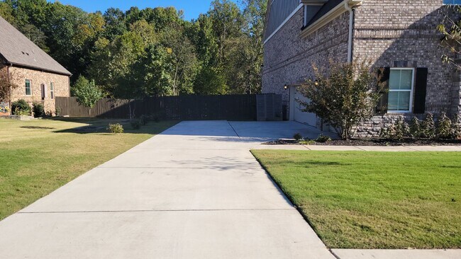 Building Photo - 130 Creekmound Dr