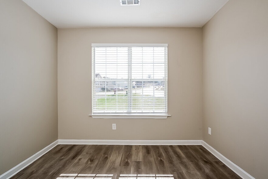 Building Photo - 3060 Century Ln