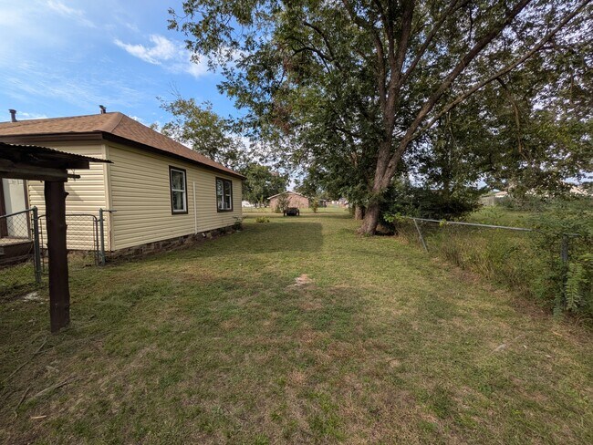 Building Photo - 405 S Skaggs Rd