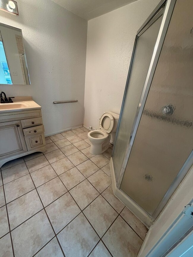Building Photo - 2320 Montclair Cir