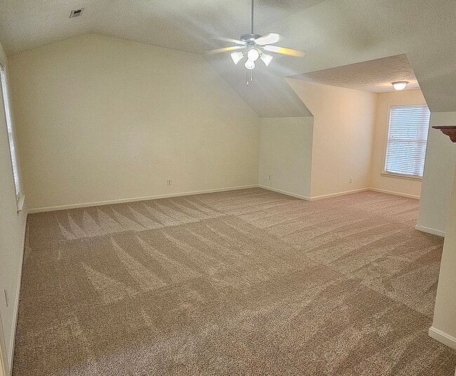 Building Photo - Bright & Spacious Home in Fredericksburg!