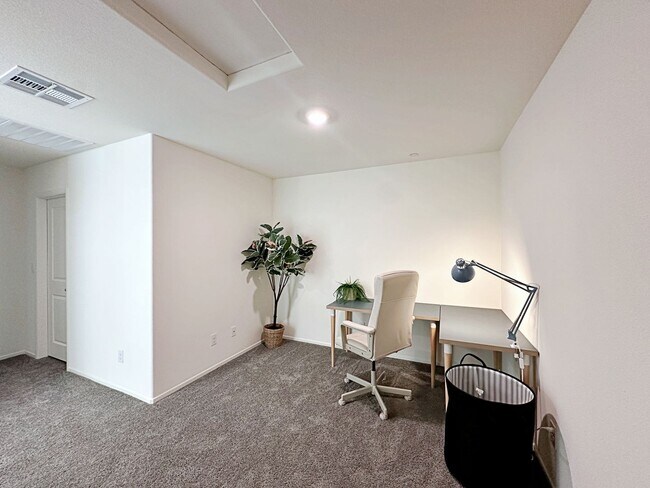 Building Photo - FURNISHED 3 BEDROOM + LOFT TOWNHOME WITH 2 CAR GARAGE