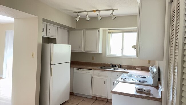 Building Photo - 3Bd/ 2 BA condo at Briarcliffe West