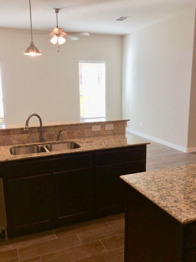 Building Photo - LUXURY TOWNHOME LOCATED IN PECAN PARK, BAS...