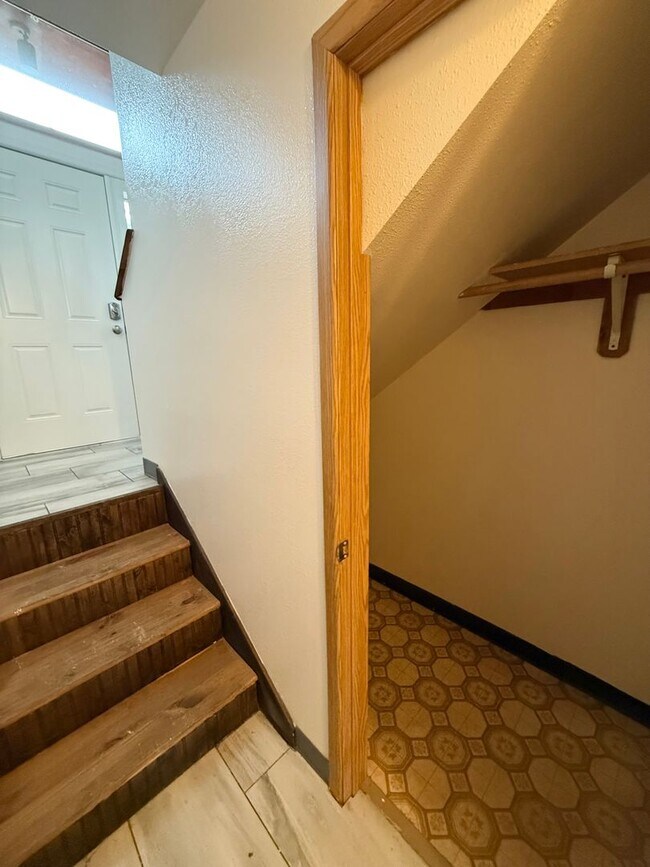 Building Photo - West Anchorage| END UNIT | 3BR 2.5BA | Gar...