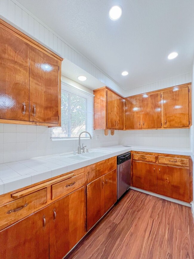 Building Photo - Los Alamitos 4 Bed 2 Bath House - 2 Car Gar - Wood Flooring - Huge Yard - Cute!!!