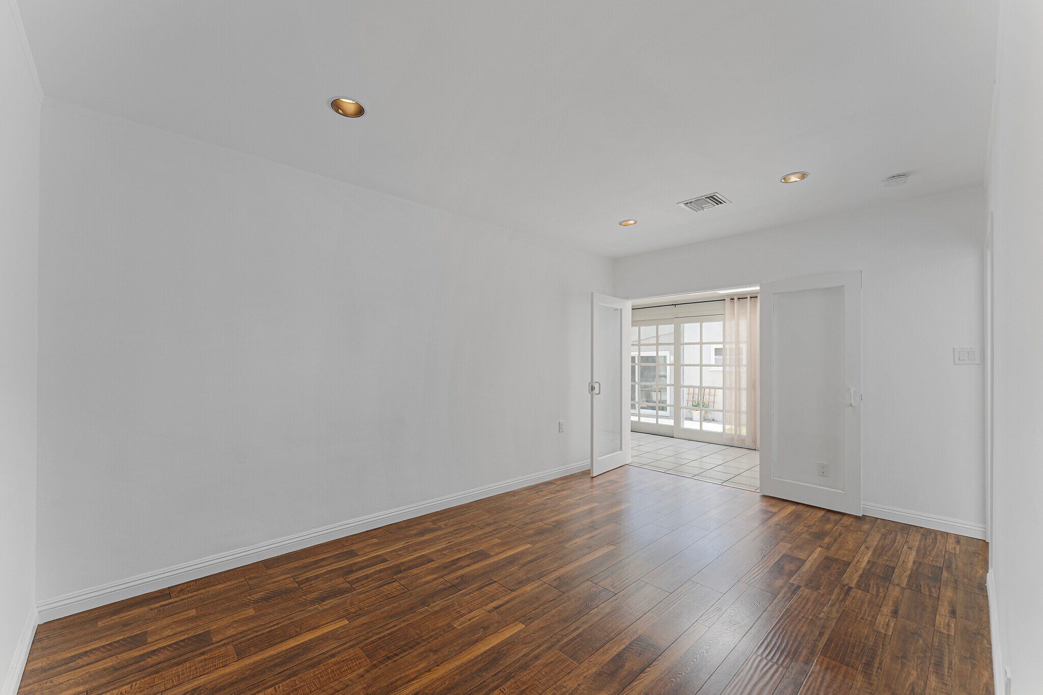 Building Photo - 332 S Crescent Dr