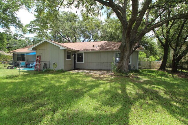 Building Photo - 2BD/1BA Duplex in NE Pensacola – Fenced Ya...