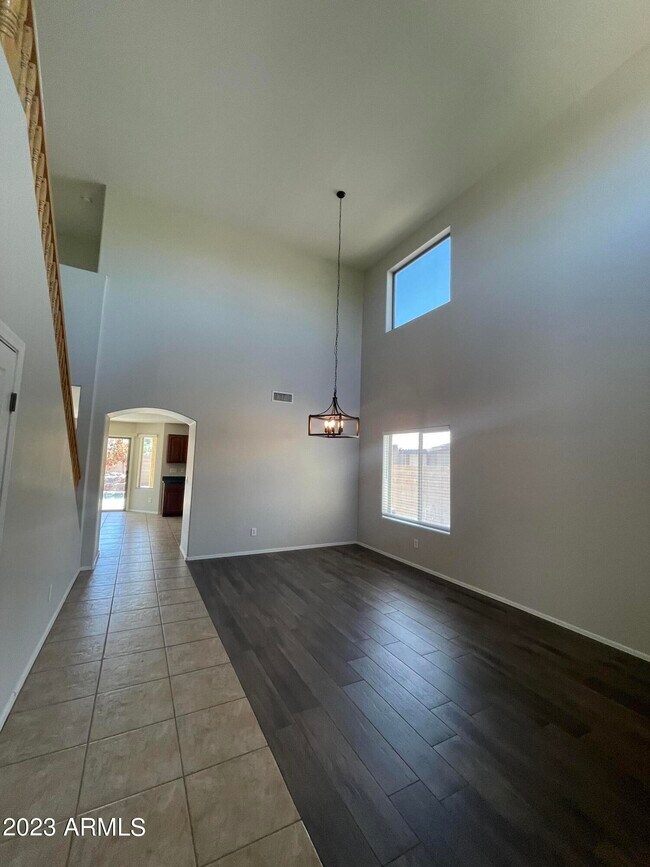 Building Photo - 3517 E Crescent Way