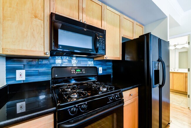 Building Photo - Logan Circle Studio Apartment for Rent Ava...