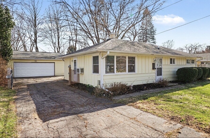 Building Photo - 133 W Hughes St