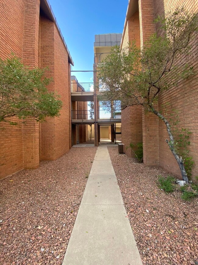 Building Photo - 4433 N Stanton St